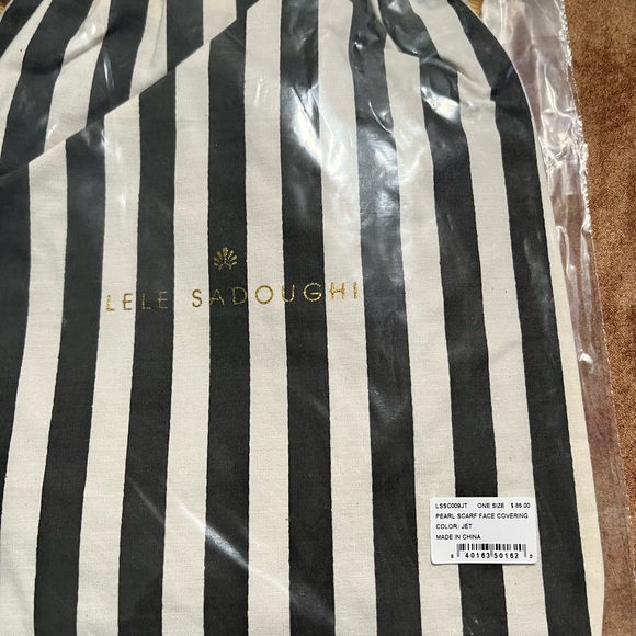 LELE SADOUGHI AUTHENTIC JET & EMBELLISHED HEAT STAMP PEARLS FACE MASK - Picture 6 of 7